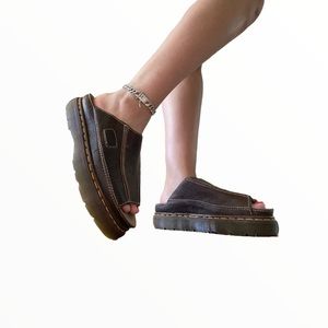 Vintage Dr. martens leather platform sandals ❤️